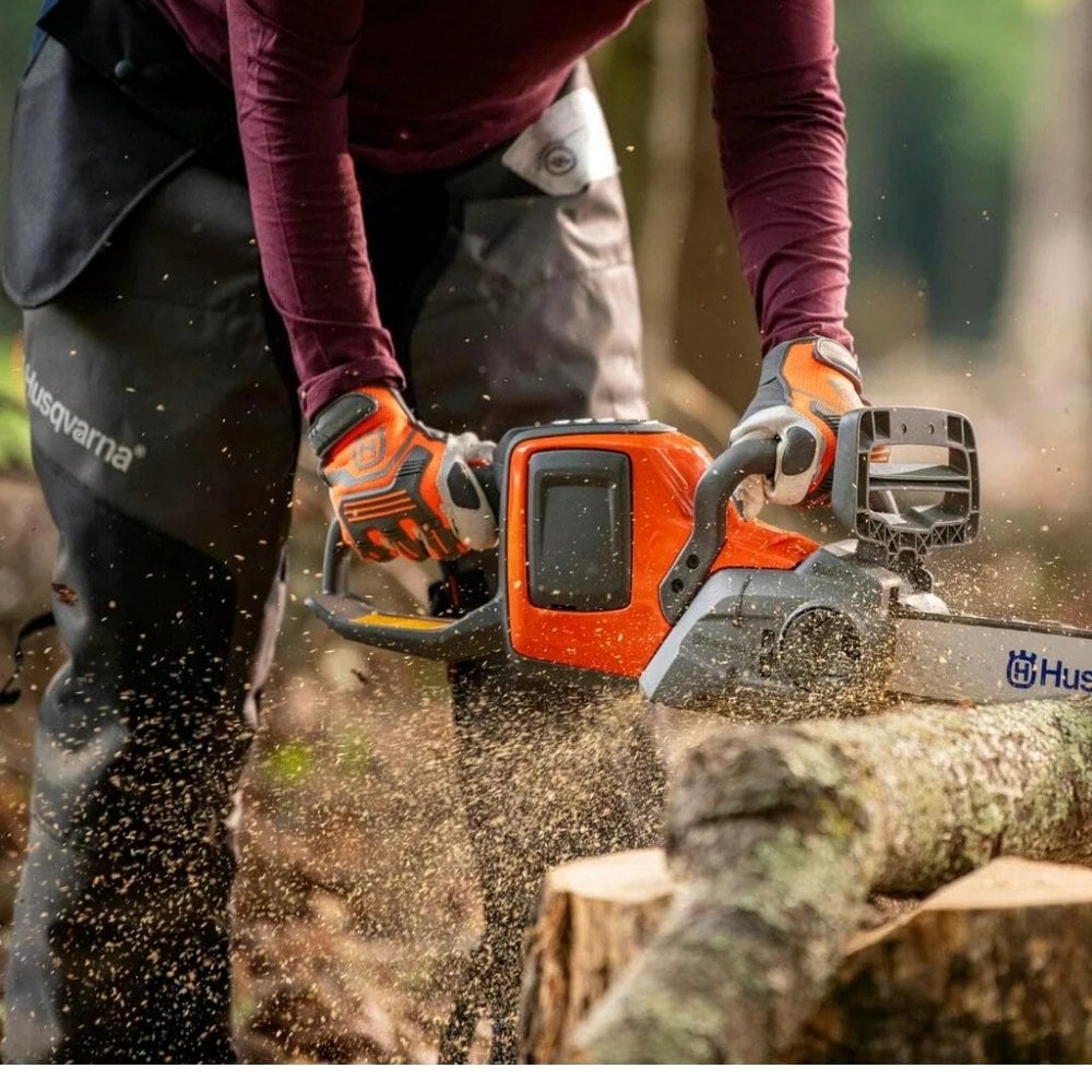 Husqvarna 225i Akülü Testere Akü+Şarj Cihazı Set odun keserken
