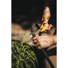 Fiskars Universal Çiçek ve Bitki Kesme Budama Makası 21 cm 1001539
